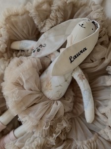 Królik z imieniem, w kwiaty retro i spódniczce tiulowej w kolorze beż dla dziewczynki